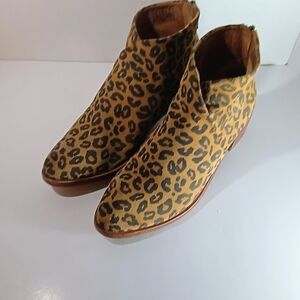 Soludos  Tan Venetian Leopard Print Leather Ankle Stacked Heel Booties, Sz 9
